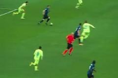 國米老將姆希塔良的反擊推進能力讓巴薩的小將們也有些吃不消