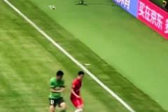 成都球迷：排第1后被針對，名場面王剛騎武磊身上都沒事