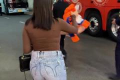 美滋滋！瓦科本場爆發拿下帽子戲法，賽后與愛妻拿走比賽用球