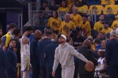 還能撐到你復出嗎暫停期間庫里獨自在一旁運球瞄籃