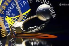 小學生偷吃被發現了！庫里扮演教練邊吃糖邊看技術統計