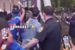 身穿0號球衣的塔圖姆球迷在麥迪遜廣場被紐約球迷“圍攻”