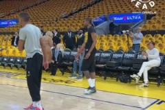 球隊(duì)領(lǐng)袖的作用！賽后塔圖姆和杰倫-布朗在更衣室與全隊(duì)擊掌