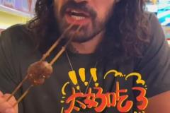亞當斯社媒曬品嘗中國美食vlog：我承認我有個中國胃