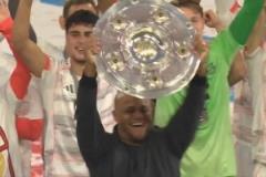 教練生涯首個頂級賽事冠軍！孔帕尼高舉沙拉盤慶祝！