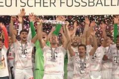 生涯首冠高舉沙拉盤！網友調侃：凱恩也算是有舉杯經驗了！