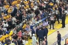 暫停期間，庫里在場邊運球，看起來真的很想上場啊！