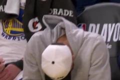 勇士最后時刻比分落后 庫里場邊低頭不語