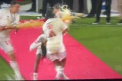 二娃還在輸出！穆勒偷偷從身后鎖住奧利塞，讓隊友噴啤酒