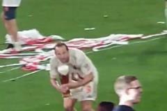 偷感十足！凱恩偷偷潑啤酒的樣子，可以和“嘎子偷狗”并列了