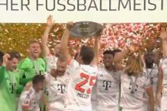 捧杯時刻！拜仁加冕隊史第33座德甲冠軍！穆勒捧起獎杯全隊歡慶！