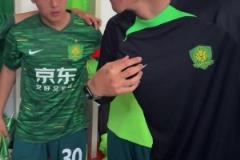 足球場(chǎng)上的魔術(shù)師！一起來回顧伊涅斯塔在場(chǎng)上的盤帶與鬼魅傳球