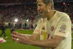 斬獲生涯首冠！凱恩啤酒浴樂在其中！