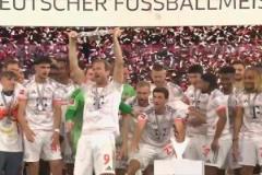 終圓冠軍夢！凱恩高舉沙拉盤慶祝生涯首冠！