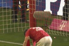 拜仁傳統藝能！奪冠慶祝儀式結束，安聯球場迎來啤酒浴！