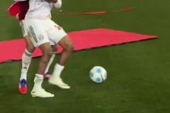 面對穆勒的防守，奧利塞的擺脫還是不行啊