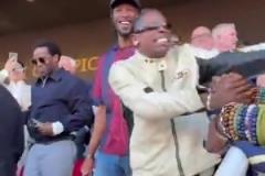 你這場鏡頭是真多啊！巴薩死忠球迷，說唱巨星Travis Scott！