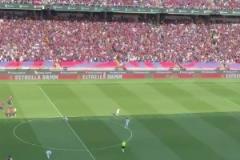 0淚目！巴薩戰勝皇馬賽后，什琴斯尼蹲在原地落淚