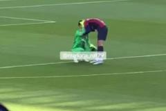 開心的眼淚！什琴斯尼賽后蹲在球門前喜極而泣，隊(duì)友上前安慰