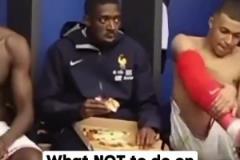 德尚之前訓(xùn)話的時(shí)候登貝萊還在吃披薩，當(dāng)年混小子如今成熟了啊~