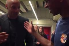 兩代巴薩邊鋒的傳承！亨利在國家德比賽后與亞馬爾交換球衣