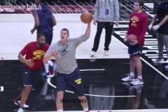 后面得拿出第一人的表現(xiàn)啊！一鏡到底看約老師無差別單打訓練師！