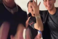 亞馬爾和朋友們跳舞慶祝，最后比的手勢(shì)表示本賽季4殺皇馬？