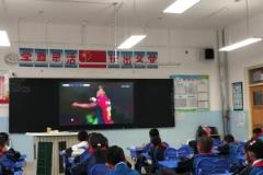 老師真好啊！還給同學們放歐冠看