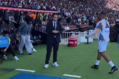 致意國家隊隊友！姆巴佩賽前走到巴薩替補席和孔德擁抱致意