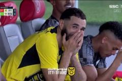 看到隊友開出的最后一個角球，本澤馬在場邊繃不住了