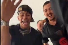 亞馬爾與朋友一起拍跳舞視頻，最后比的手勢表示本賽季4殺皇馬