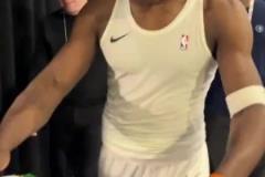 Respect！老佩頓賽后送給華子一件自己的超音速球衣