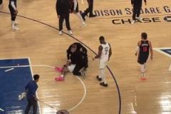 千萬別有事啊！塔圖姆無對抗痛苦倒地隨后被攙扶下場