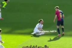 細節(jié)發(fā)現(xiàn)加維一屁股坐倒了阿森西奧，這簡直是“肉彈沖擊”