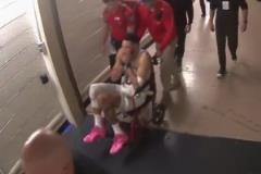 塔圖姆無對抗痛苦倒地 隨后坐輪椅全程捂臉痛苦離場