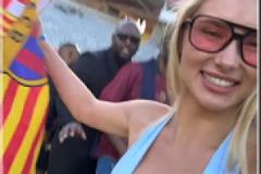 身材優(yōu)勢(shì)這位巴薩女球迷成功引起說唱巨星Travis Scott的注意