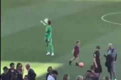 事后一根煙，賽過(guò)活神仙！德比賽后什琴斯尼深抽一口電子煙？