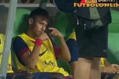 亞馬爾真的是小屁孩啊還在一旁玩丟水瓶，男孩的快樂(lè)如此簡(jiǎn)單