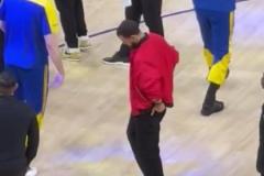 滿屏的無奈！勇士1-3落后，庫里在場邊無奈來回踱步，手扶額頭