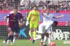 維尼修斯任意球快發(fā)直接給了亞馬爾，庫爾圖瓦急得破口大罵