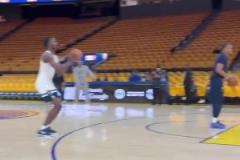 愛德華茲賽前訓練命中一記logoshot，隨后大喊庫里名字！