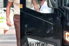 很難聽！雷霆球迷蹲在掘金大巴車前逐一“問候”