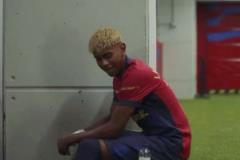 踢球不就是玩嗎亞馬爾德比前非常冷靜，在球員通道玩起翻瓶子