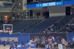 這意識(shí)不錯(cuò)！楊瀚森聯(lián)合試訓(xùn)半場(chǎng)對(duì)抗，擋拆后順下迎著兩人暴扣！