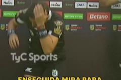 逆天！看臺球迷的煙花碎片差點把裁判砸出血了