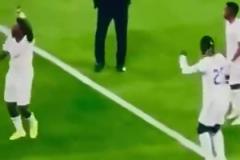 再無名場面了！當面奪冠后安切洛曾加入跳舞大隊現場搖擺