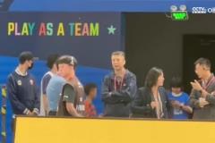 十分關(guān)心！北京vs廣廈總決賽G4，中國(guó)男籃主帥郭士強(qiáng)現(xiàn)身觀戰(zhàn)