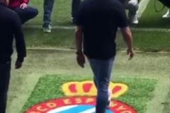 外網熱議：弗里克賽前踩場時直接踩在了西班牙人隊徽上