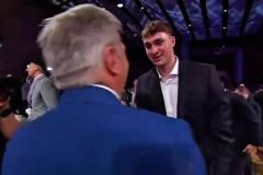 是誰說的不開心？抽簽后弗拉格與獨行俠CEO聊天笑容滿面