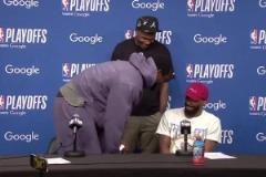 球霸實(shí)錘了！蘭德爾看到華子趕緊讓座 華子還“趕”走了康利